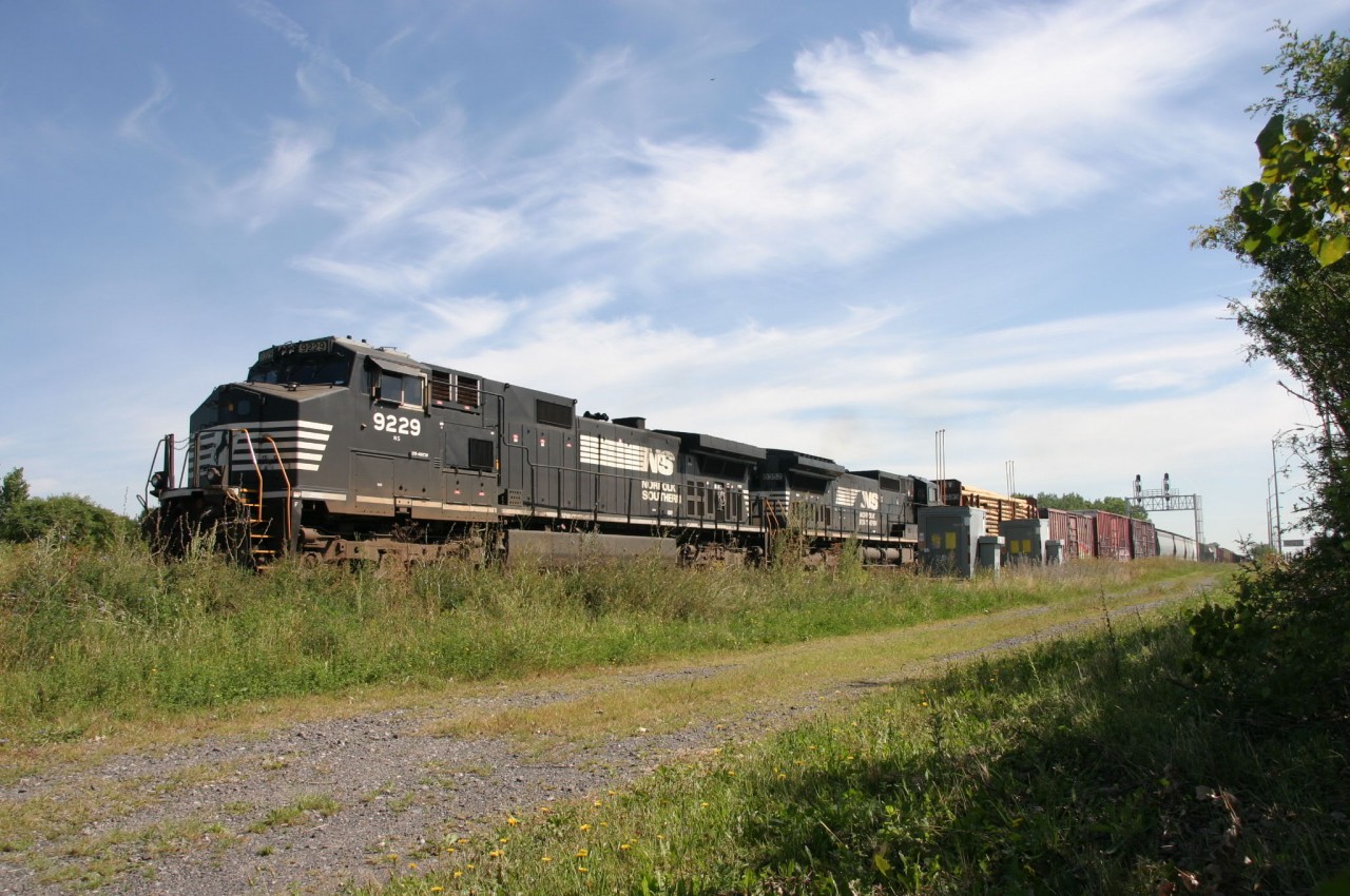The 529 prepared to enter in the Southwark yard with a Norfolk Southern power !