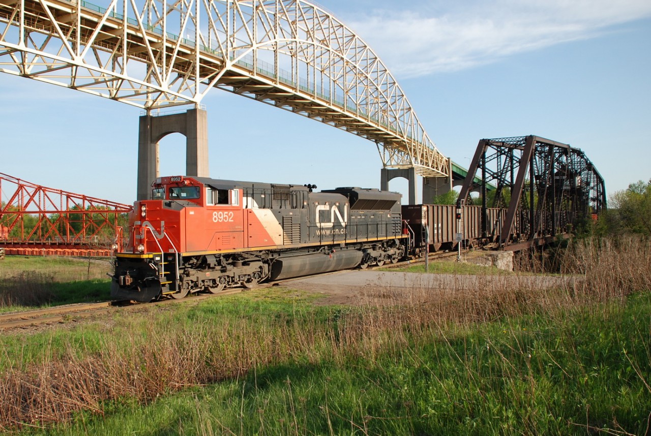 CN 8952 leads CN 551 into Canada, CN 8939 is the mid train DPU.