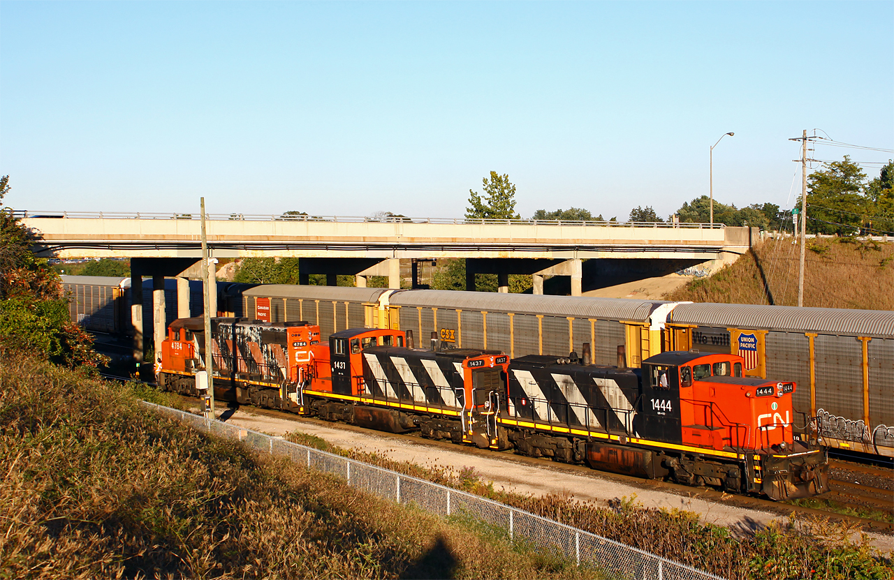 A nicely matched pair of CN's GMD-1's make a move at the west end of Aldershot yard while building the night train to Oakville (with CN 4784 along for the ride, not running). These are two of CN's three GMD-1's in eastern Canada, with CN 1412 presently operating out of London.