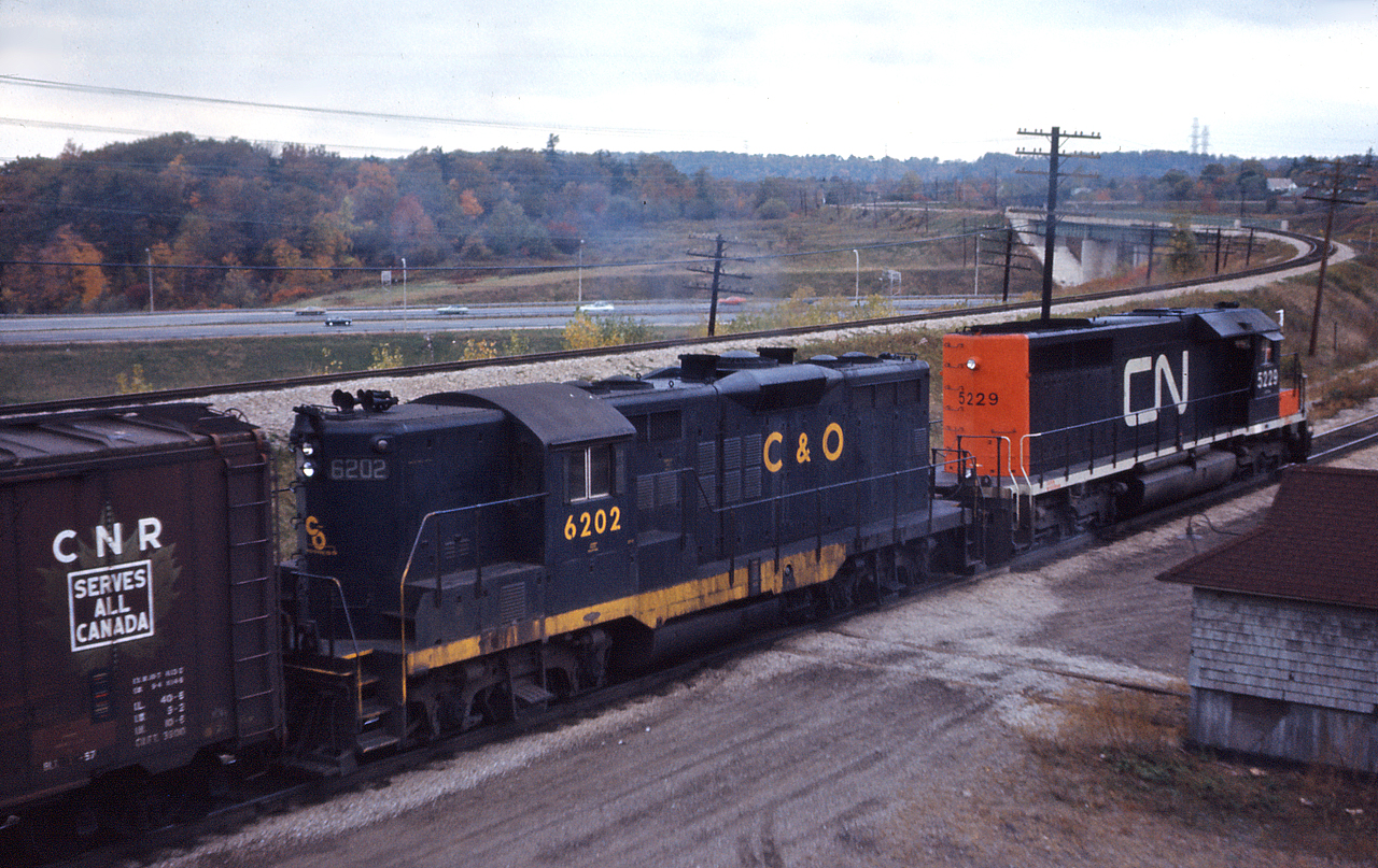 CN 5229 and C&O 6202 lead a westbound freight up the cowpath and on to the Dundas Subdivision.