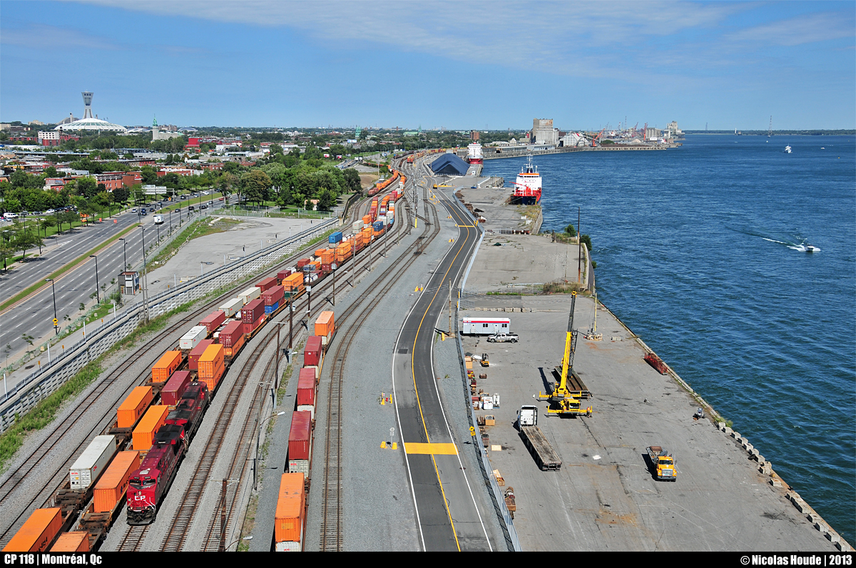 By a gorgeous afternoon, CP 118 slowly gets in the port of Montreal beside the beautiful Saint-Lawrence river. You can also see one of the symbols of Montreal ; the Olympic Stadium, builted in April 1973 for the Olympic's game in summer 1976.