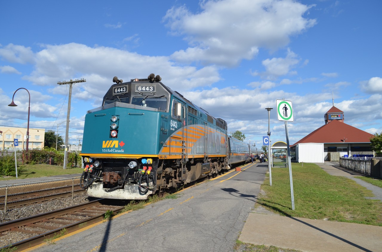 VIA 659, led by VIA 6443 makes its outbound station stop at Dorval. The VIA 1 car is VIA 3475, so far the only one to be repainted.