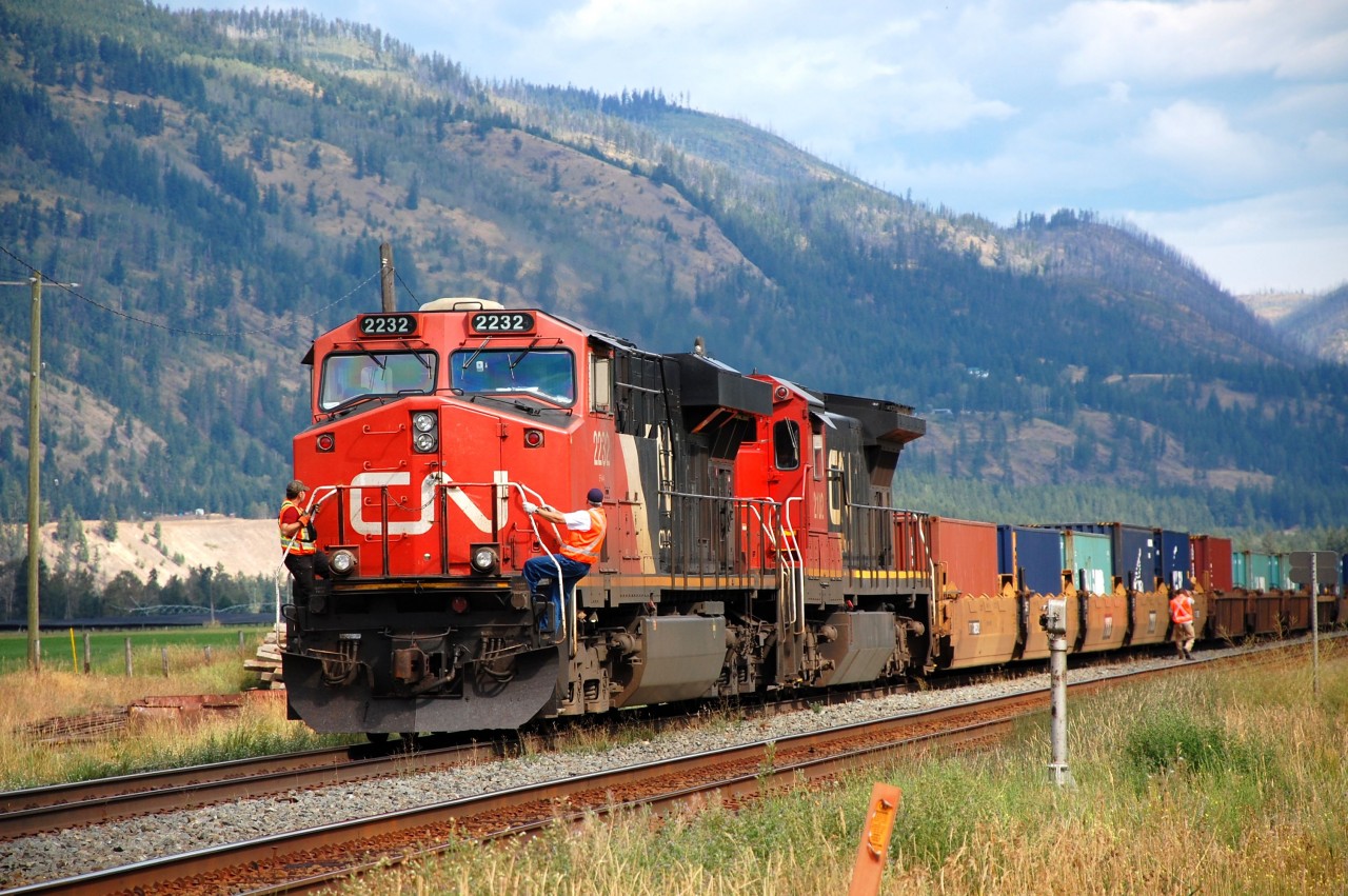 The crew are stretching their legs @McLure as CN nos.2232&2102 await a pass-by.