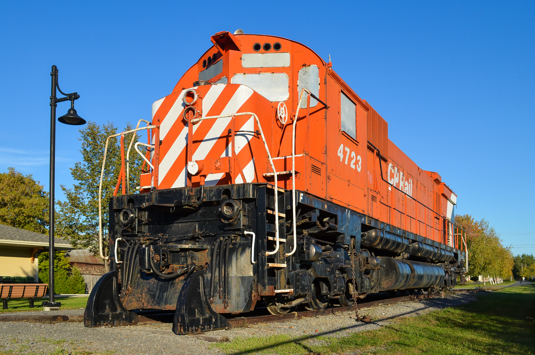 A sight for sore eyes. CP 4723 is preserved behind the Farnham station, but is in horrible shape. No glass in the windows, bells, headlights and marker lights gone..... Before there was also a CP caboose and speeder on display here, but both were scrapped due to their deteriorating condition. I believe the same will happen to CP 4723, sadly.