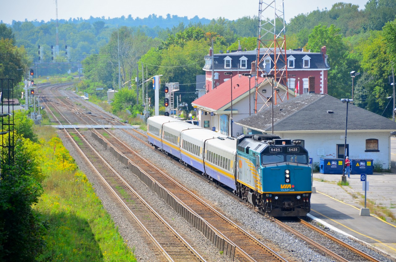 VIA Rail #54 left Toronto attached to the rear of VIA #56. The two trains were separated in the yard west of the Brockville depot. Immediately after, #56 scooted to Montreal without stopping at the Brockville station. #54 is now picking up travellers at the depot. It is due in Ottawa at 13:58 and in Montréal at 16:07. Latter time is 1h44 later than #56.