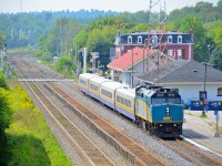 VIA Rail #54 left Toronto attached to the rear of VIA #56. The two trains were separated in the yard west of the Brockville depot. Immediately after, #56 scooted to Montreal without stopping at the Brockville station. #54 is now picking up travellers at the depot. It is due in Ottawa at 13:58 and in Montréal at 16:07. Latter time is 1h44 later than #56.