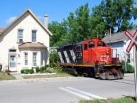 CN 580 squeezes between 10 and 12 Port Street with 8 loads for Ingenia.