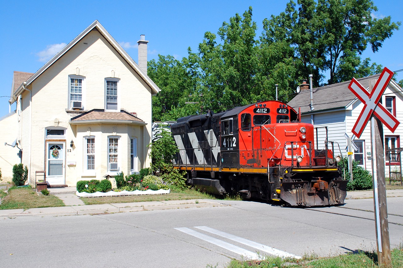 CN 580 squeezes between 10 and 12 Port Street with 8 loads for Ingenia.