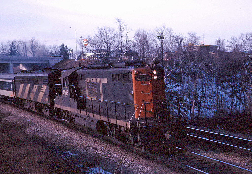 GTW 4918 leads an eastbound passenger train through Bayview in January, 1974.