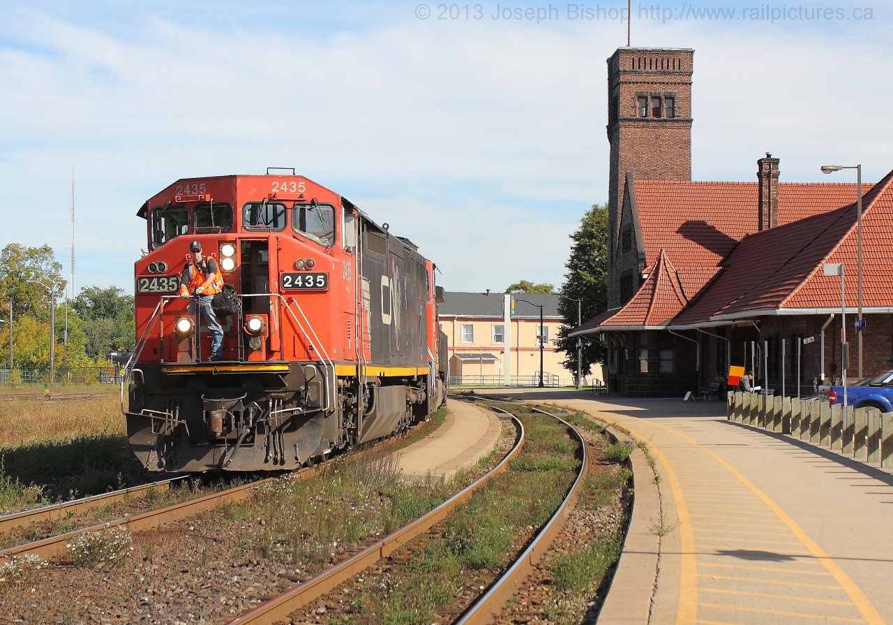 CN 435 rolls into Brantford with CN 2435 leading the way past the station.