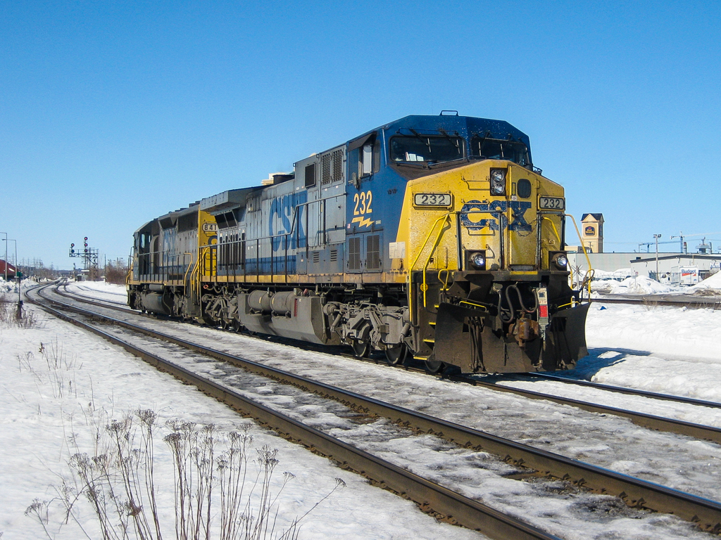 CSX 8410 & CSX 232 head west through Dorval light. Note the FRED in the coupler of the trailing unit. For more train photos, check out http://www.flickr.com/photos/mtlwestrailfan/