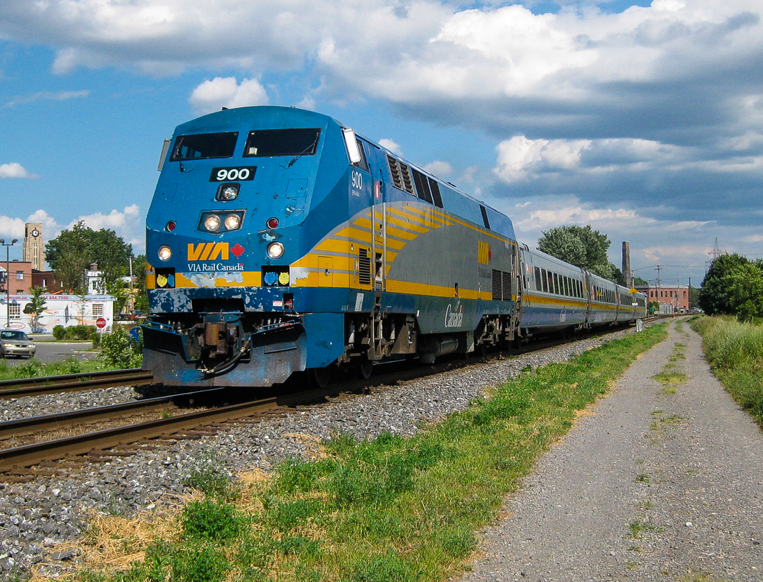 A ragged looking VIA 900 is in charge of 4 LRC cars as it heads west through the St-Henri neighbourhood of Montreal. For more train photos, check out http://www.flickr.com/photos/mtlwestrailfan/