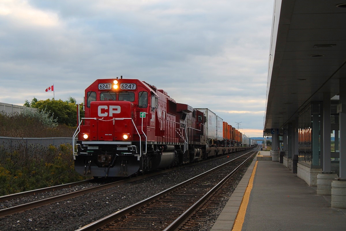 I have finally managed to catch on of these. A Shiny Ex SOO SD60 leads yesterday's 132 Expressway.