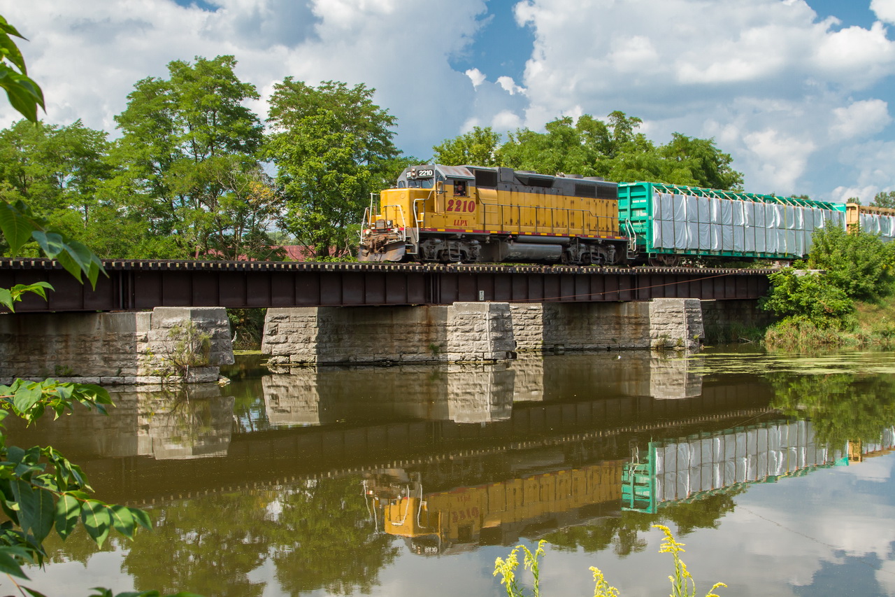 GEXR 582 crossing the Speed River Bridge with two loads of lumber