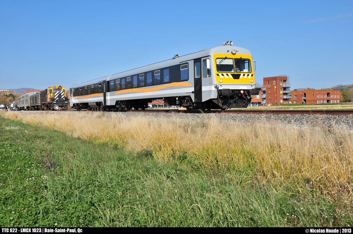 North American VS European! By a gorgeous afternoon, LMCX 1023 (ex-BR 628.102), an ex-germany railcar, is at only few feets of a MLW RS-18 (LMCX 1821). Beside the train and the shuttle, you can see a part of the ''Hôtel La Ferme''.