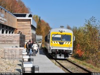 By a gorgeous fall afternoon, LMCX 1023 West show up at Grande-Pointe station under the regards of the passengers.