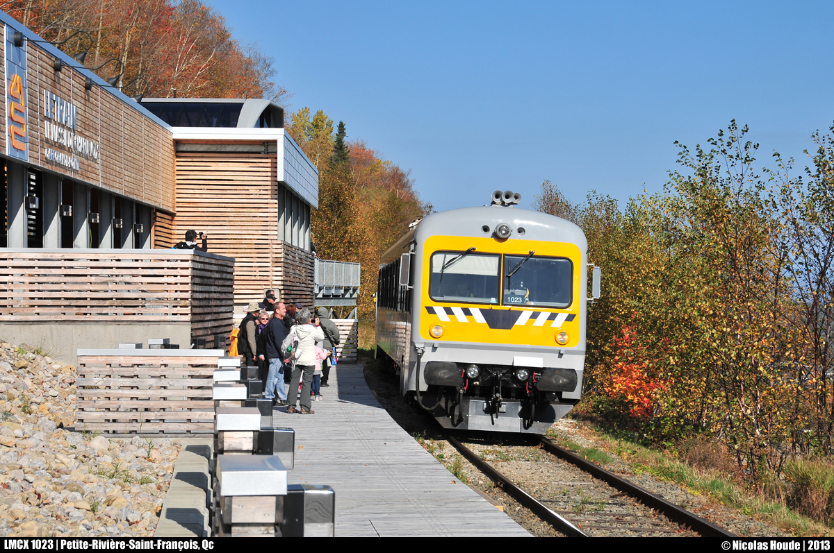 By a gorgeous fall afternoon, LMCX 1023 West show up at Grande-Pointe station under the regards of the passengers.