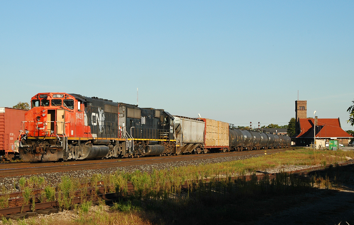 CN 435 arriving to do it's work at Brantford with an oddball consist of CN 9427 and IC 1010