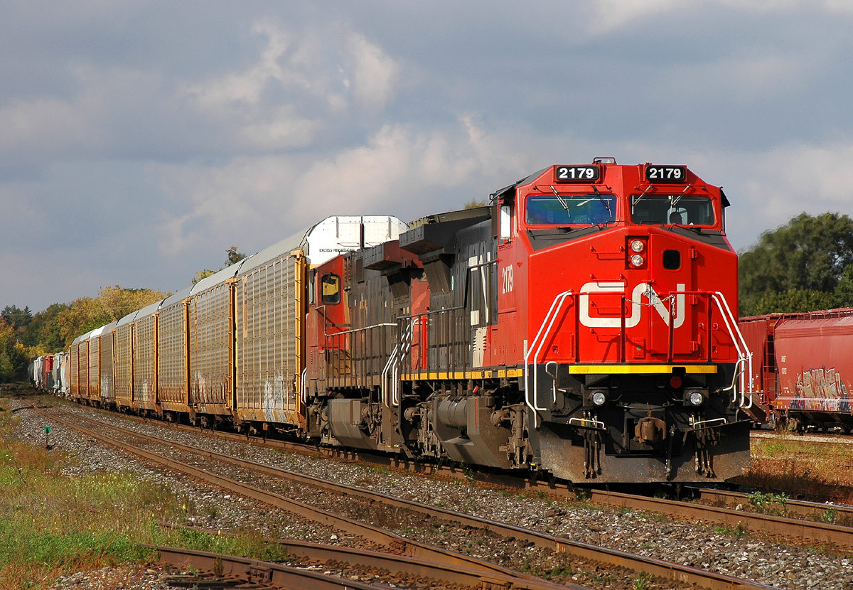 332? comes past Brantford with CN 2179 - CN 2510....gotta love when the sun pops out from behind the clouds
