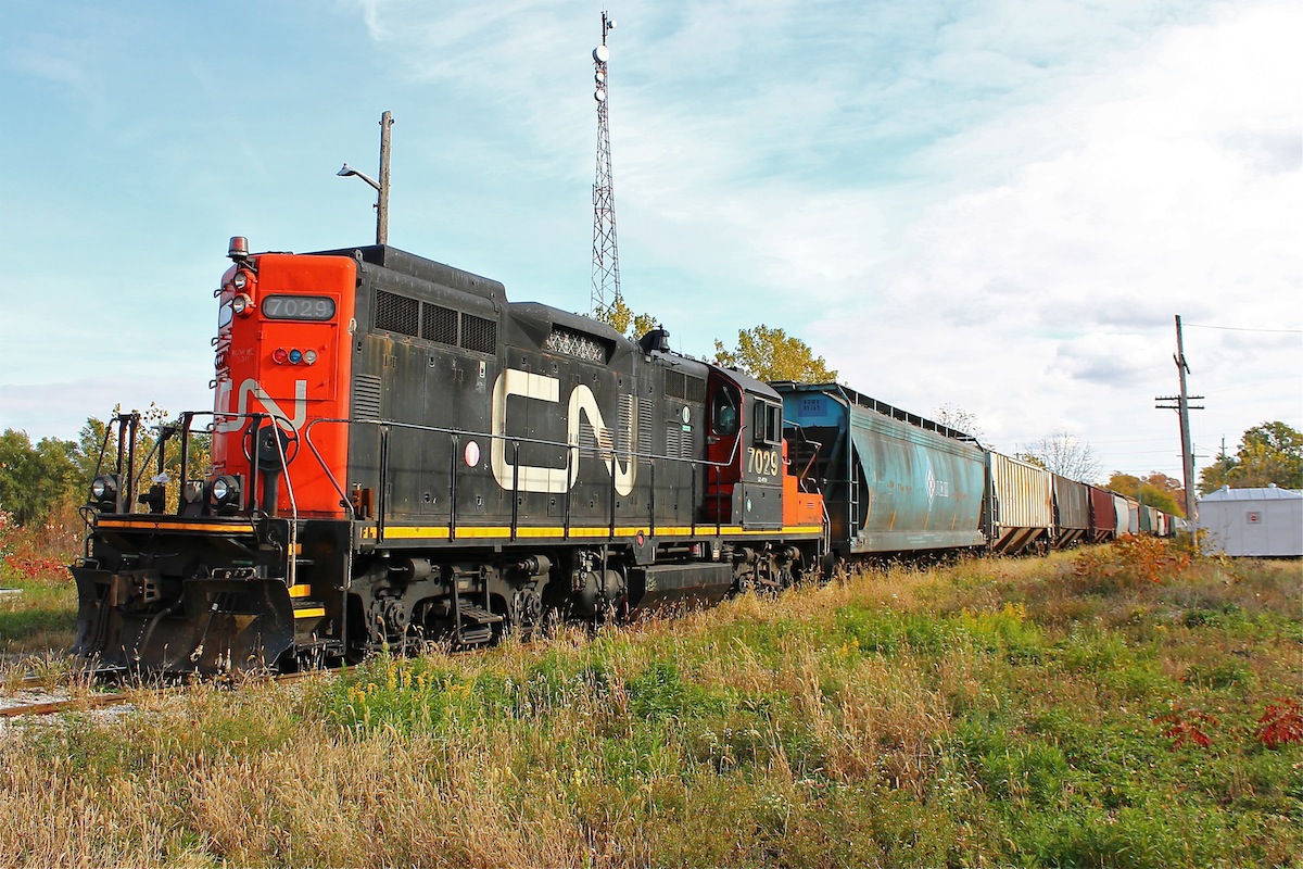 CN 514 shoves a variety of cars back to the Chatham South yard from the CP yard over sad sight of the former CSX Sarnia spur.