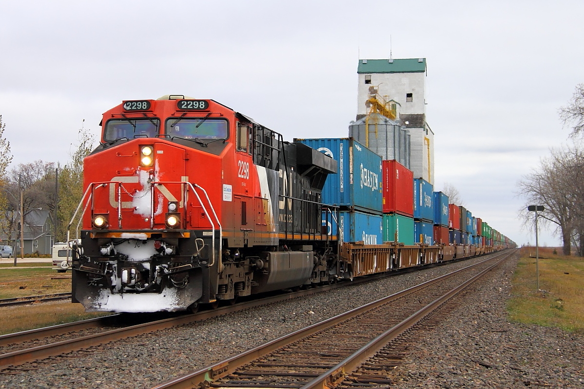 CN 2298 sporting a bit of snow leads Q101 through Oakville.