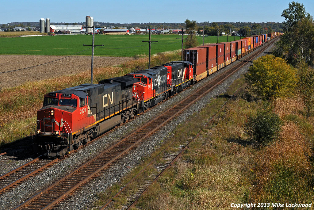 Every so often CN 149 has some interesting treats up front. The leader is a bit ho-hum, but the trailing units are worthy of a chase. CN 2629, 9639, 4785. 1238hrs.