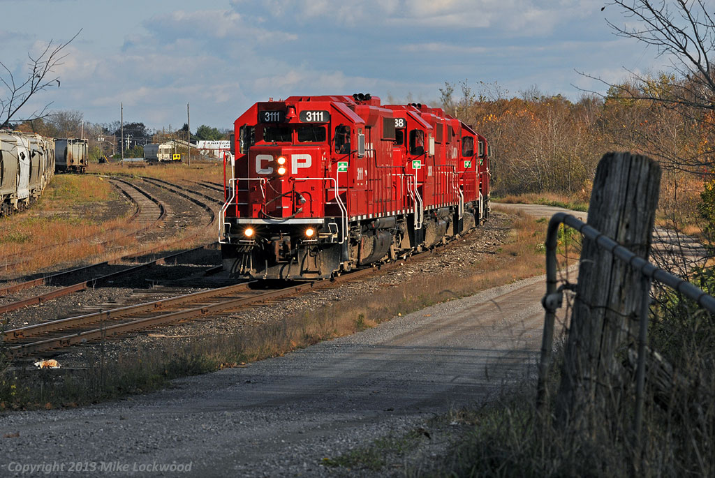 The power for T07 comes out of the 'shop' headed for the west end of the yard, where they will reverse onto their train. Consist is CP 3111, 3038, 3041, and 8223 (Peterboro Switcher's power headed to Agincourt for servicing). 1530hrs.