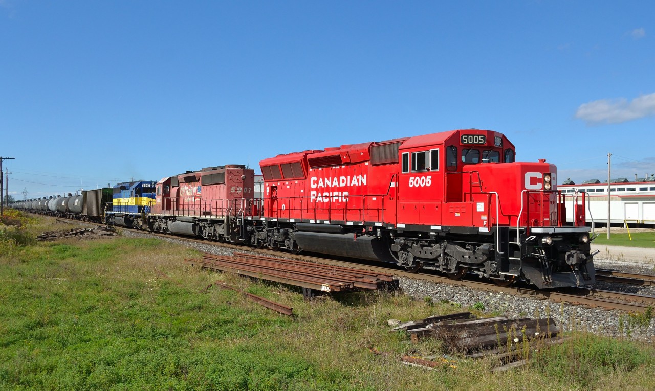 CP 642 led by new SD30C-ECO 5005, passes eastbound thru Tilbury. Trailing units were CP 5907 & DME 6367