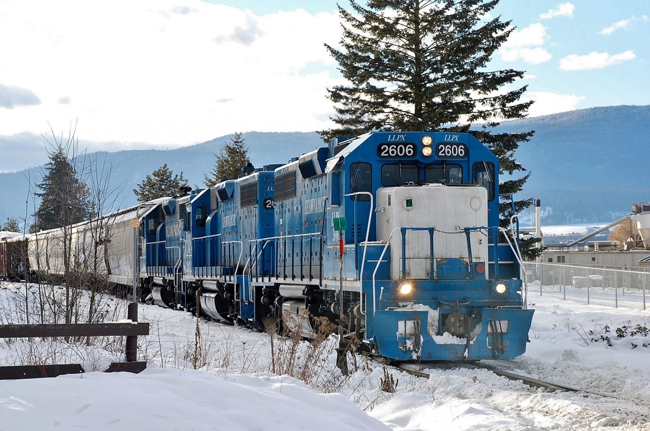 LLPX 2606,2605&GMTX 2258 are approaching a crossing in Spallumcheen with a mixed freight headed for Kamloops.