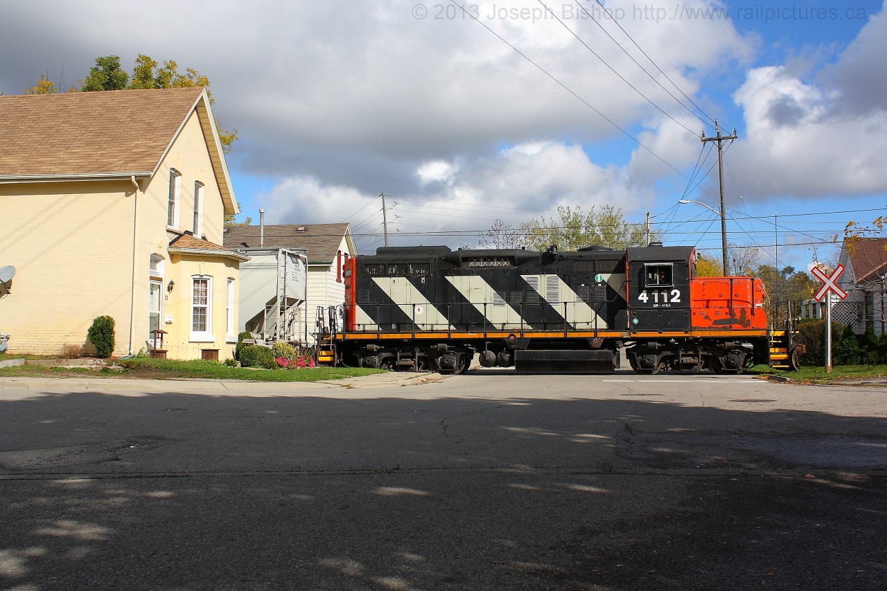 CN 4112 rolls past the houses on Port Street along the CN Burford Spur.