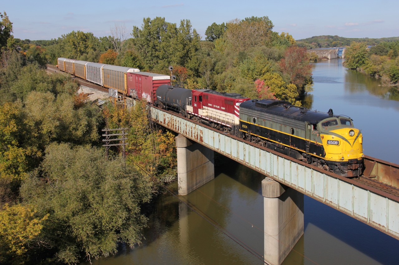 As a follow to Geoff Elliot's photo of the CP train in 2004, here is another shot of an F-unit in operation in post-2000 modern times, over the Thames River in Woodstock, ON. Here the OSR train is backing up into Coakley to lift a string of autoracks, left by CP 147 that just passed, and drop them off at Ingersoll. If it wasn't for the modern autoracks trailing, this could also be a scene from the 1960s!