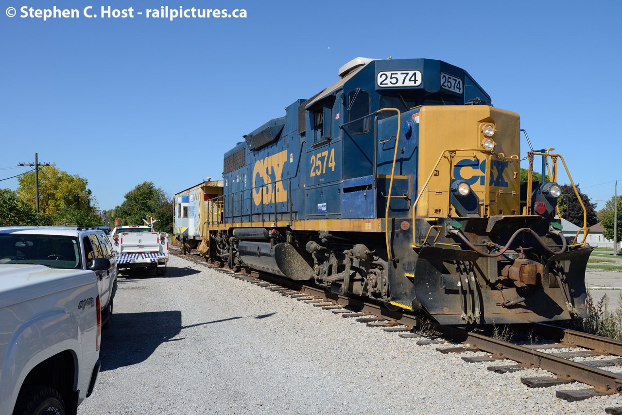 Last train to Wallaceburg has arrived at the Bridgetender/RTC's office and has to grab some paperwork. All the trucks on the driveway are for the people who have come to see the train off, all of them CSX Employees.
With Caboose 900074 in tow. Today's work - 12 loaded grain cars from Hazzards on the south side of the Syndeham River, and to close the bridge for the last time. This is the CSX Train to Wallaceburg, as on October 4 2013 the Region of Chatham-Kent becomes the new owners of all you see here and to Chatham. Chatham-Kent is still seeking an operator for the line as there are four customers at the present time - Hazards Grain in Wallaceburg, IGP also in Wallaceburg (On the north side, former Libbys glass lead), A large grain elevator at Tupperville, and a fertilizer facility at Eberts. A large food processing facility at Dresden is also a potential customer.