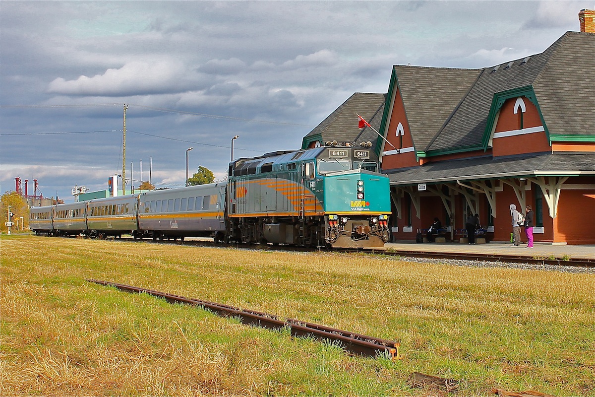 I've finally made use of the nice garden area that Entegrus provided across from the station. It provides a nice place with benches to enjoy the architecture of the old Grand Trunk station, today we were treated to F40PH-2d 6411 and a consist of LRC coaches.