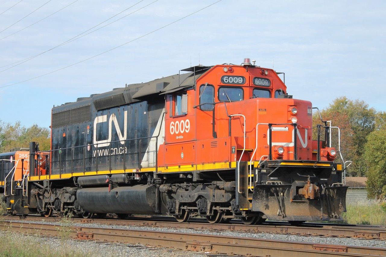 CN SD40u 6009 is equipped for remote control operation. It is paired up with GP9 slug #255. The units are working at the transfer location in Westfort where CN and CP exchange cars.