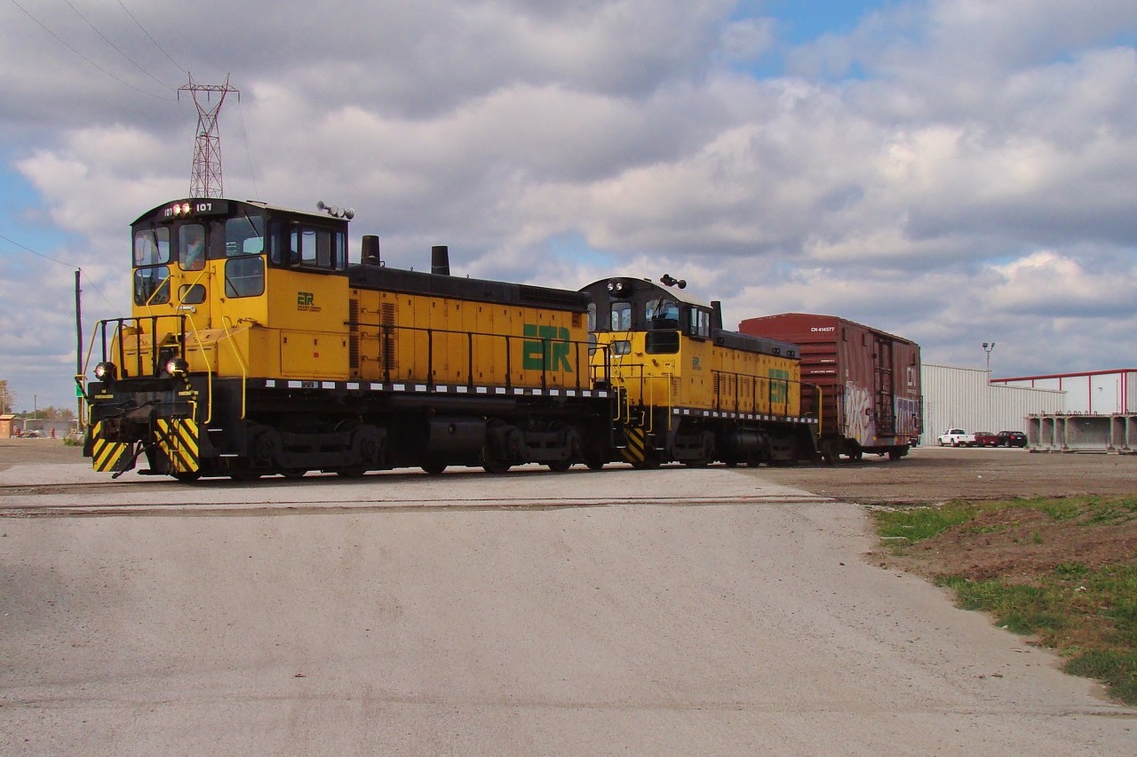ETR 107 teamed up with 105 keep busy switching various industries on the west side of Windsor. Here the couple switch out Van de Hogan Warehousing shoving one CN boxcar into the building just after they dropped 8 NS boxcars off on the spur in the foreground. Next stop, K-scrap.