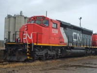 Heres a rainy roster shot of the 5258, I think I could get used to flares and comfort cabs on the same unit. 
