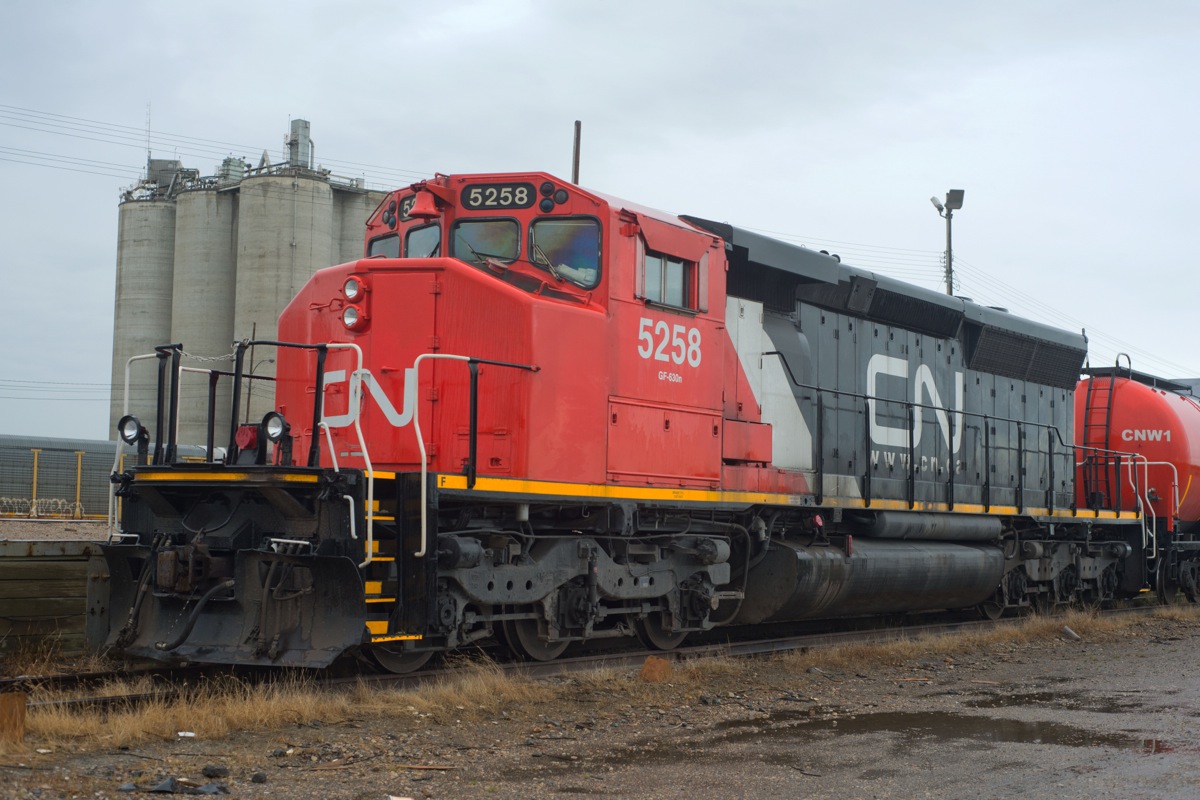 Heres a rainy roster shot of the 5258, I think I could get used to flares and comfort cabs on the same unit.