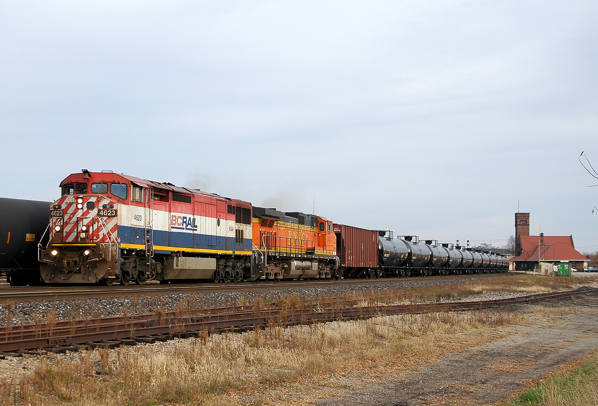 FPON Part deux: U711 (empth unit oil train) heads west with BCOL 4623 - BNSF 4011