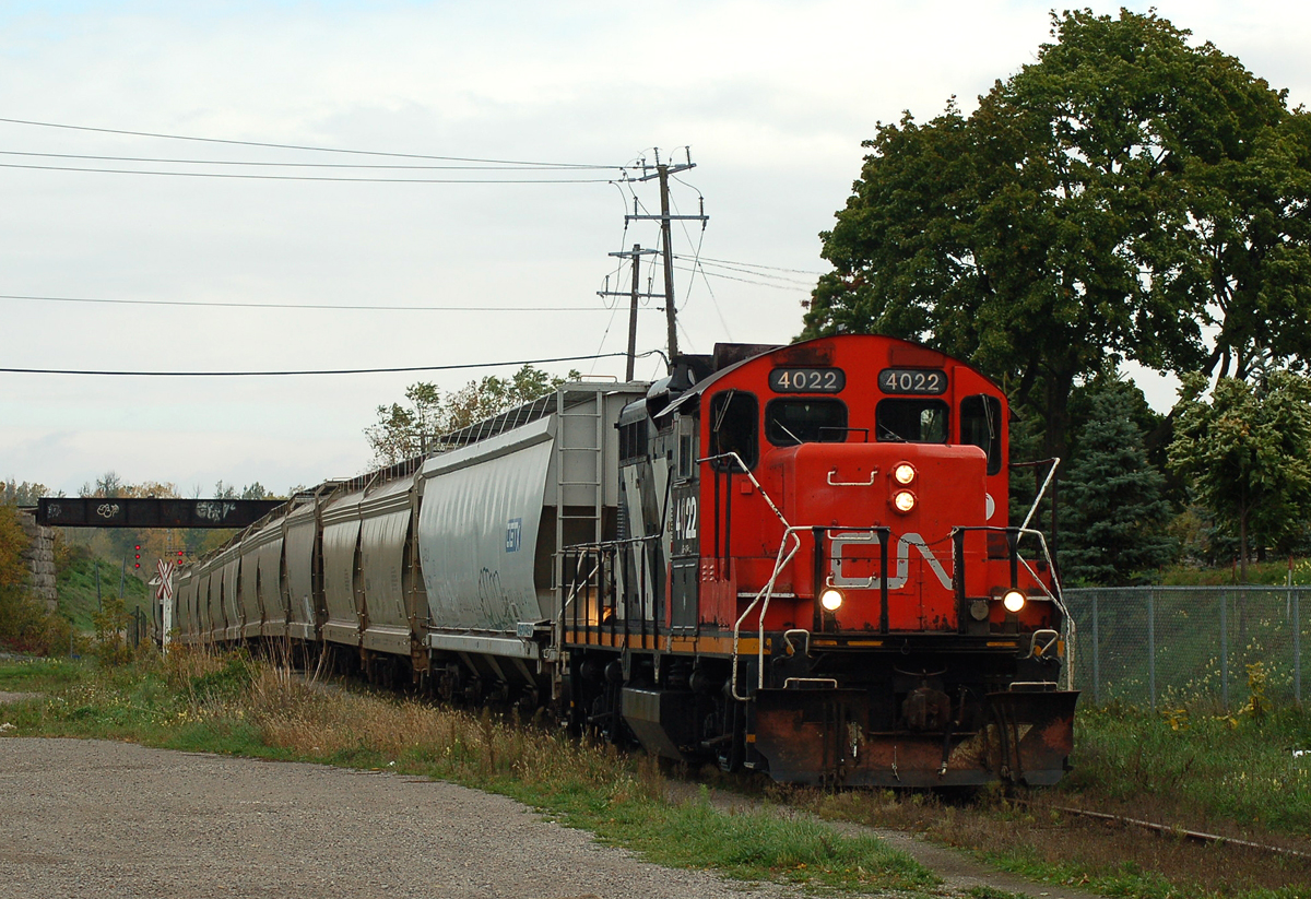 587 crossing Grey street with CN 4022 in the lead. This is the largest train I have ever photographed on this line being 15 cars (1 Ingenia / 14 SC Johnson)