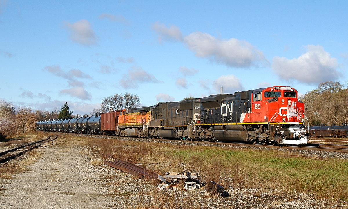 FPON! CN U710 rolls downgrade through Brantford with a rather frosty looking CN 8825 leading IC 1022 and BNSF 4011