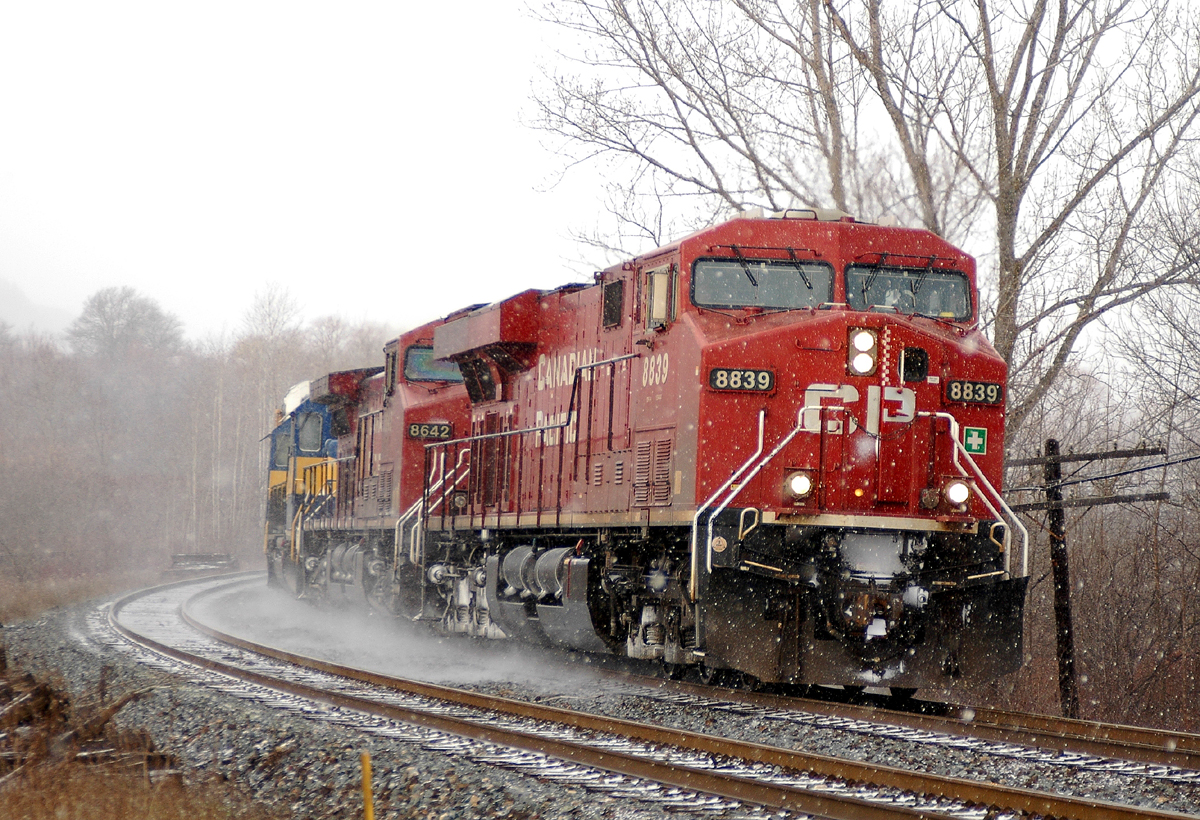 CP 8839 - CP 8642 - ICE 6446 (City of McGreor) - ICE 6436 lead a short Eastbound down the Galt Sub