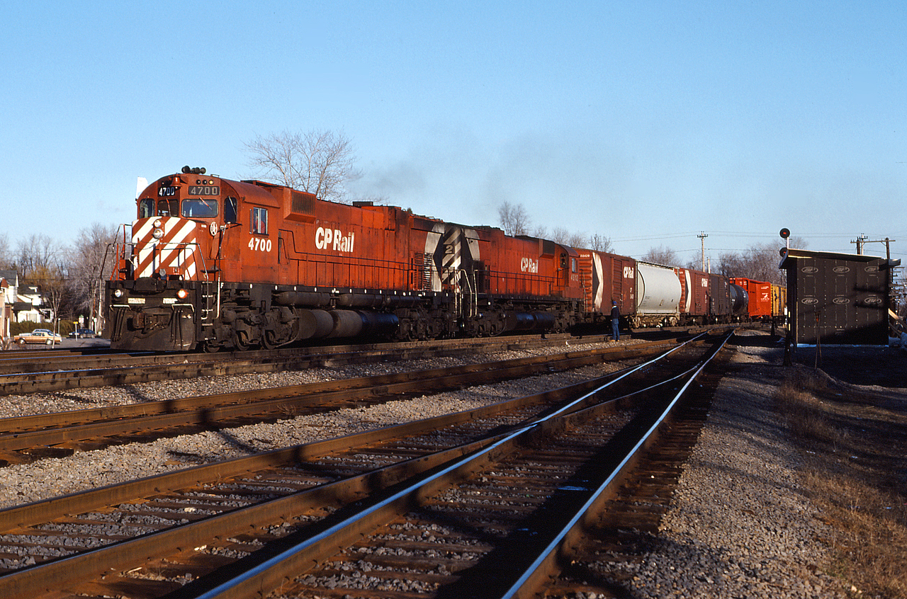 CP 507 rolls through Dorion behind CP 4700 and CP 4512.