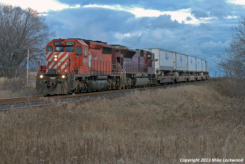 CP 6071 amd CEFX 100 lead 121's train through Lovekin on a typically gloomy autumn day. The 9100 series SD90's were not all that common on the eXpressway, and the CEFX SD90's much less so; this is the only one I recall seeing. 1636hrs.