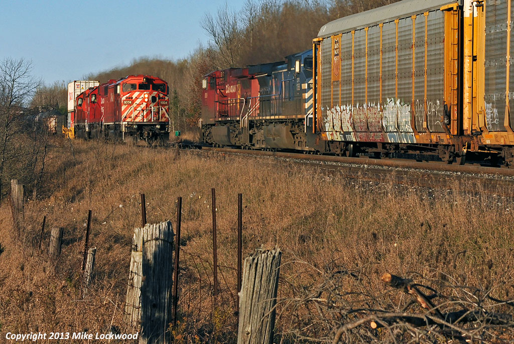 Crawling through the siding at Craighurst, CP 9004, 6248, and 6016 meet CP 8524 and CEFX 1058 heading up 113's train. 1556hrs.