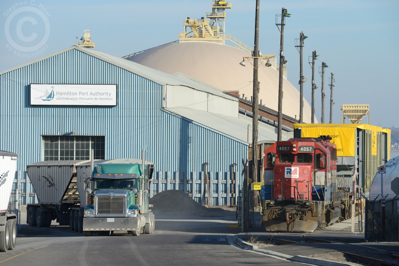 RLK 4095, SOR Train 493 (aka 0700 Ham) gently backs two D9R's into the pier track off the Ippolitto Lead. This is the first movement on this line in about 10 years since it was rebuilt for P&H. These loads are the same that ran on L421 and GEXR 432 earlier in the week.
