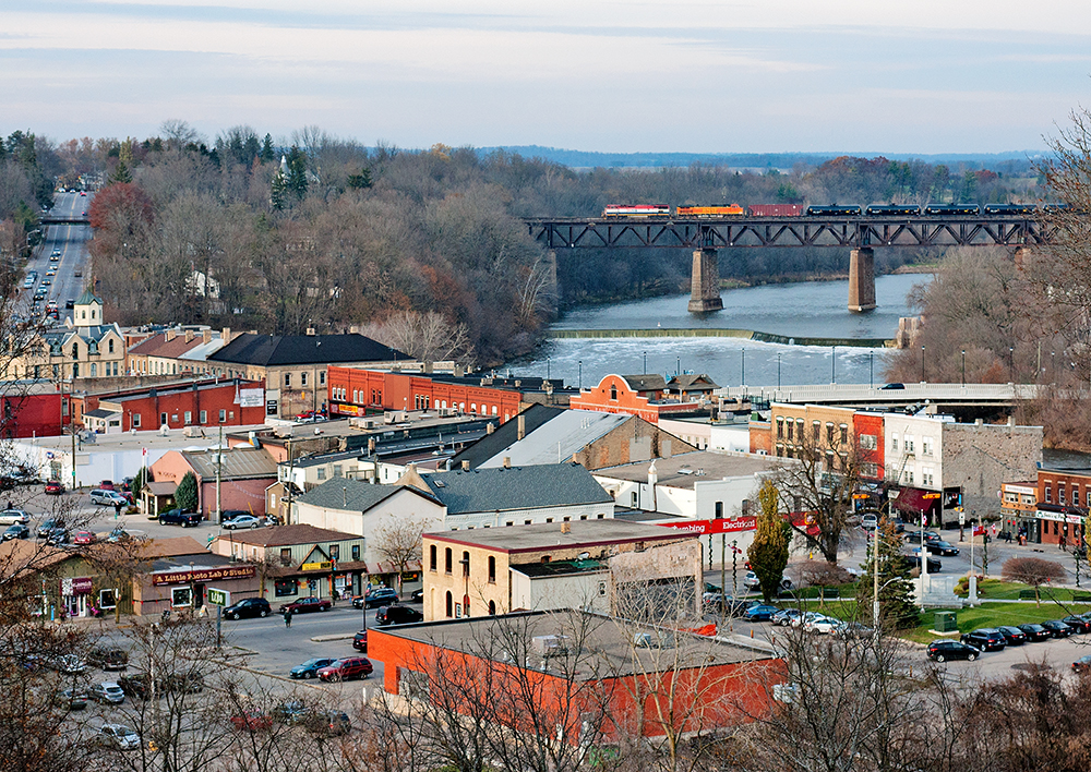 A change of colour from the usual boring CN power, BCOL4623 leads BNSF4011 on a U71131 15 through Paris.