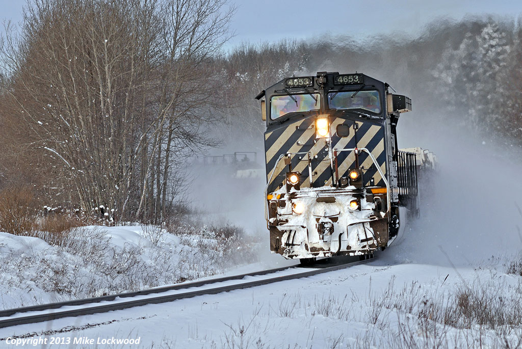 Kicking up fresh powder north of Udney, BCOL 4653 hustles 412's short train southward for a meet with 301 at Pefferlaw. 1035hrs.
