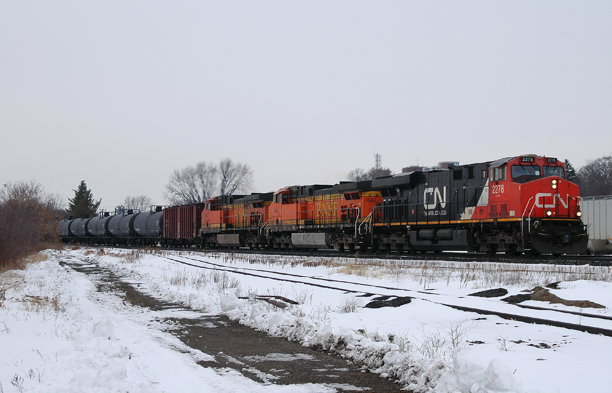 U710 with CN 2278 - BNSF 5643 - BNSF 5641 have 102 cars (buffer - 100 tanks - buffer) bound for the Valero refinery.