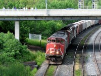 CN #393 makes a run for the hill at Bayview Junction, rolling west under Plains Rd. bridge with a nice matching trio of "Zebra Barns": GMD SD50F's 5440, 5425 and SD60F 5559. The dozen or so armed-with-camera railfans that just shot the train are there for the annual Bayview Meet, with a good 3/4 of them pictured also being RP.ca contributors. It might be tricky for some to name all 12 correctly however...