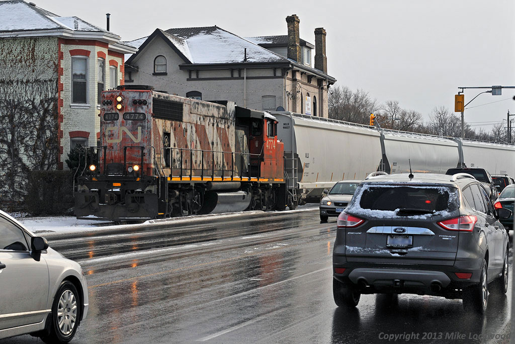 Having run light down to Ingenia an hour earlier, CN 4774 heads back north along Clarance Street with three cars. 1422hrs.
